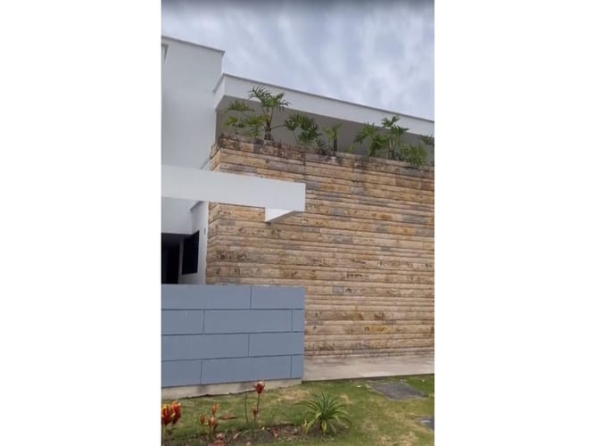 Casa de 5 alcobas en venta en Miramar, Ibagué, 581 m² · foto 2 de 17