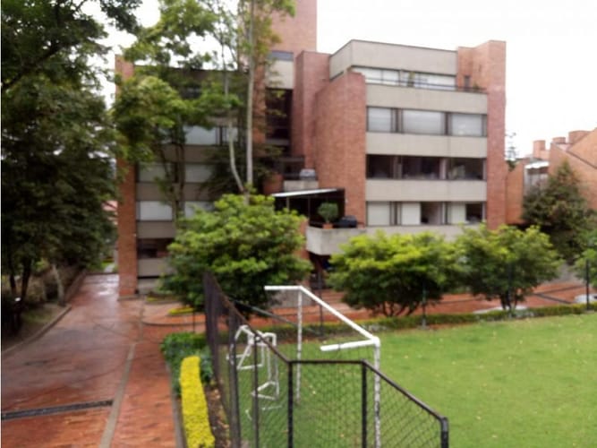 Apartamento de 3 alcobas en venta en Cerros De Niza, Bogotá, 255 m² · foto 2 de 24