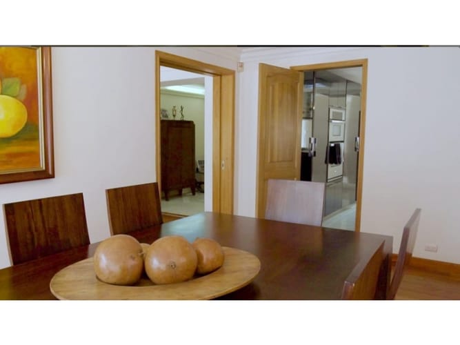 Apartamento de 4 alcobas en venta en La Carolina, Bogotá, 240 m² · foto 2 de 3