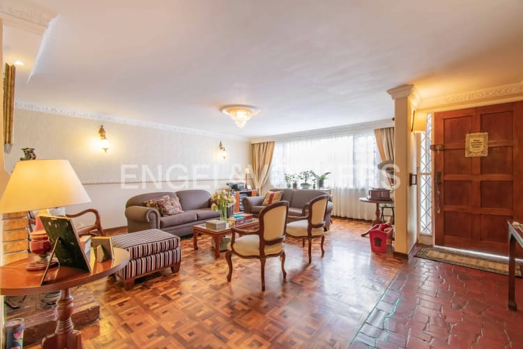 Casa de 4 alcobas en venta en Pontevedra, Bogotá, 450 m² · foto 2 de 17