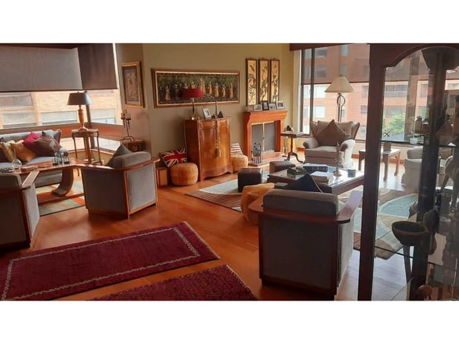 Apartamento de 3 alcobas en venta en Los Rosales, Bogotá, 233 m² · foto 3 de 23