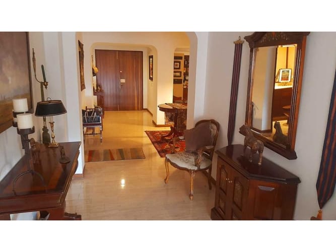 Apartamento de 3 alcobas en venta en Los Rosales, Bogotá, 233 m² · foto 8 de 23