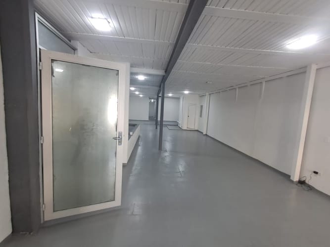 Bodega en arriendo en Cristo Rey, Medellín · foto 9 de 11