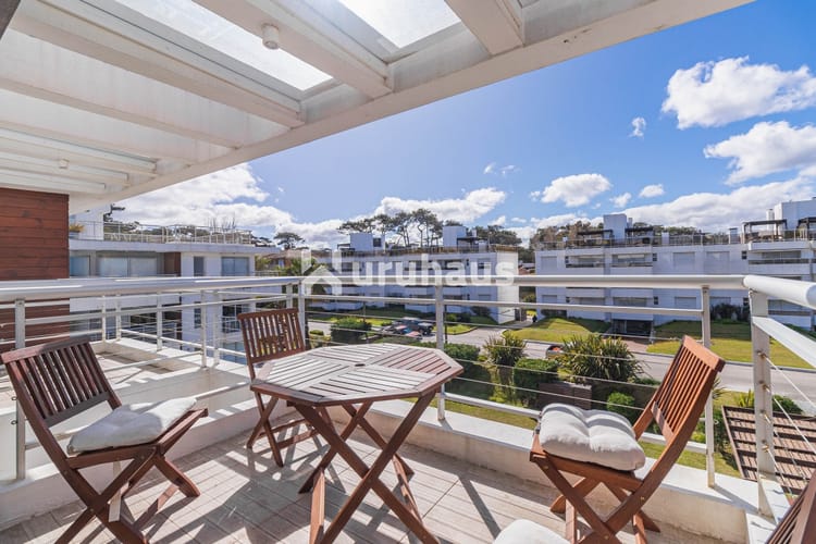 ALQUILER APARTAMENTO DOS DORMITORIOS PUNTA DEL ESTE EDIFICIO DI COMO PARRILLERO PROPIO · Foto 2