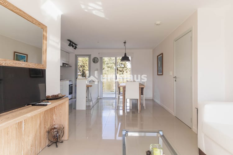 ALQUILER APARTAMENTO DOS DORMITORIOS PUNTA DEL ESTE EDIFICIO DI COMO PARRILLERO PROPIO · Foto 3