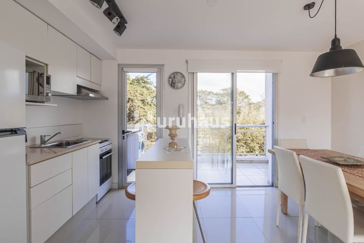 ALQUILER APARTAMENTO DOS DORMITORIOS PUNTA DEL ESTE EDIFICIO DI COMO PARRILLERO PROPIO · Foto 7