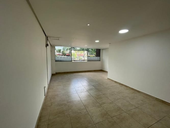 Local en arriendo en El Poblado, Medellín, 218 m² · foto 2 de 11