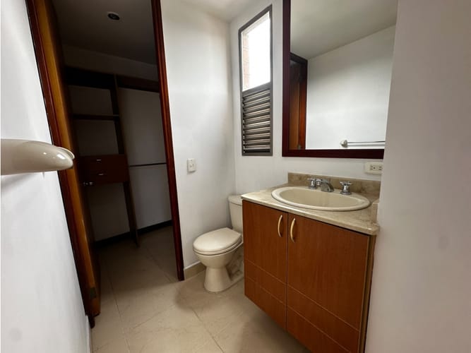Apartamento de 4 alcobas en arriendo en El Poblado, Medellín, 138 m² · foto 18 de 21