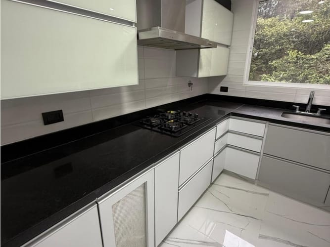 Casa de 6 alcobas en venta en Aves Maria, Sabaneta, 480 m² · foto 2 de 24