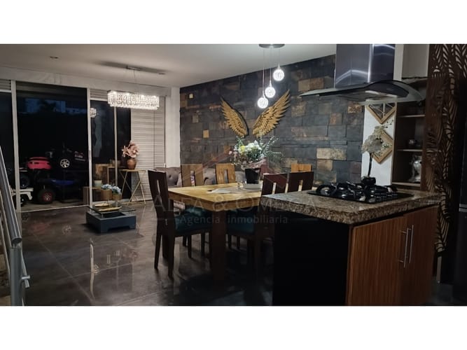Casa de 4 alcobas en venta en La Samaria, Ibagué, 250 m² · foto 2 de 24