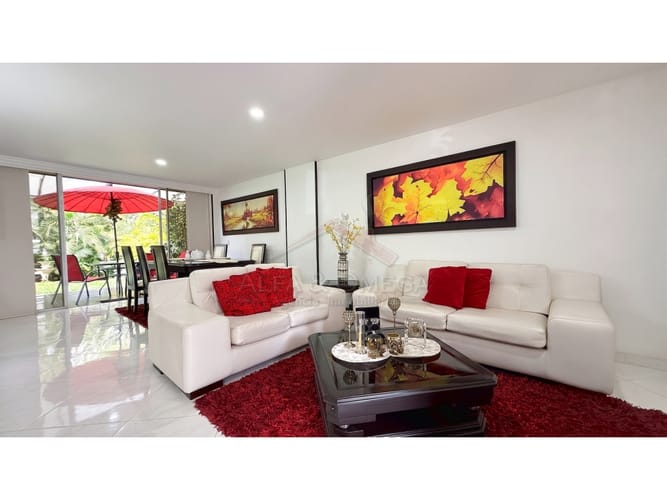 Casa de 4 alcobas en venta en Cr. Los Arroyuelos, Ibagué, 240 m² · foto 2 de 24