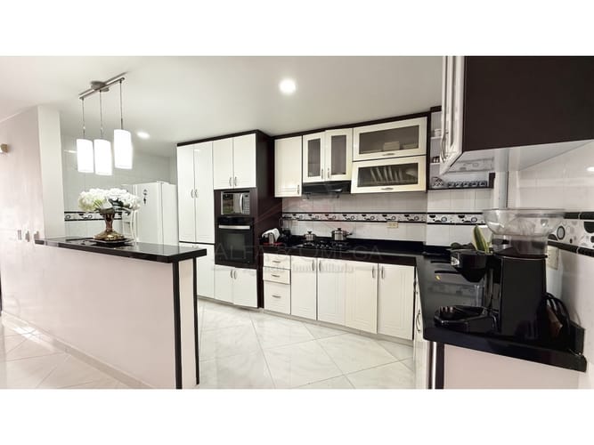Casa de 4 alcobas en venta en Cr. Los Arroyuelos, Ibagué, 240 m² · foto 3 de 24