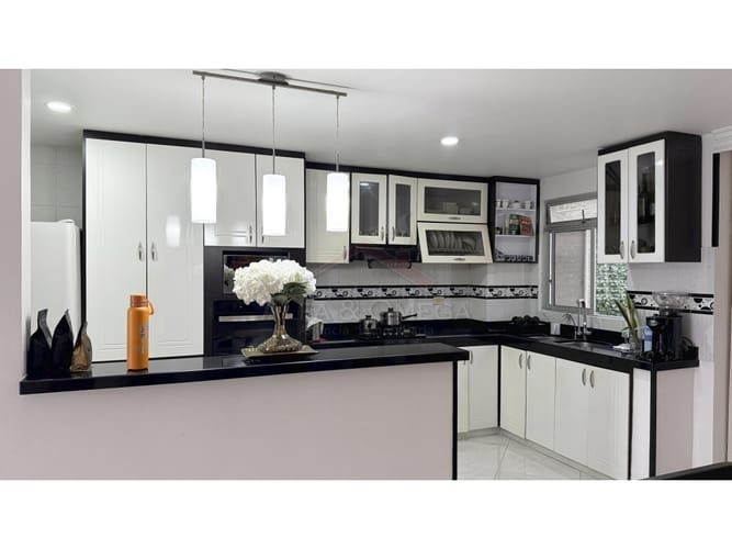 Casa de 4 alcobas en venta en Cr. Los Arroyuelos, Ibagué, 240 m² · foto 4 de 24