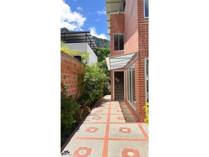 Casa de 6 alcobas en venta en Ancon Tesorito Sector El Triunfo, Ibagué, 250 m² · foto 3 de 24