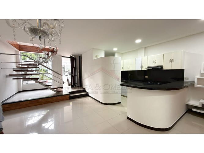 Casa de 3 alcobas en venta en Cr. Los Arroyuelos, Ibagué, 240 m² · foto 2 de 24