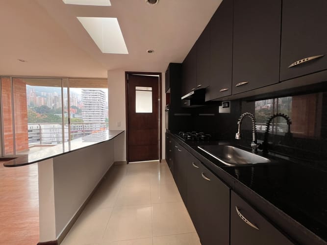 Apartamento de 2 alcobas en arriendo en Lalinde, Medellín, 95 m² · foto 3 de 13