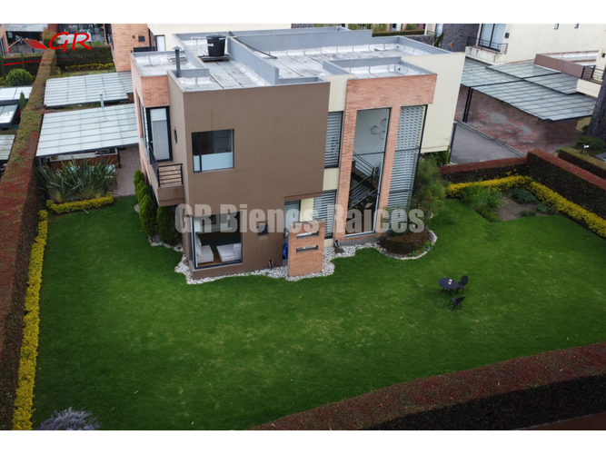 Casa de 4 alcobas en venta en Parcelas, Cota, 400 m² · foto 2 de 24