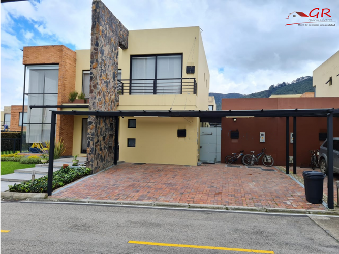 Casa de 4 alcobas en venta en Pueblo Viejo, Cota, 400 m² · foto 2 de 24