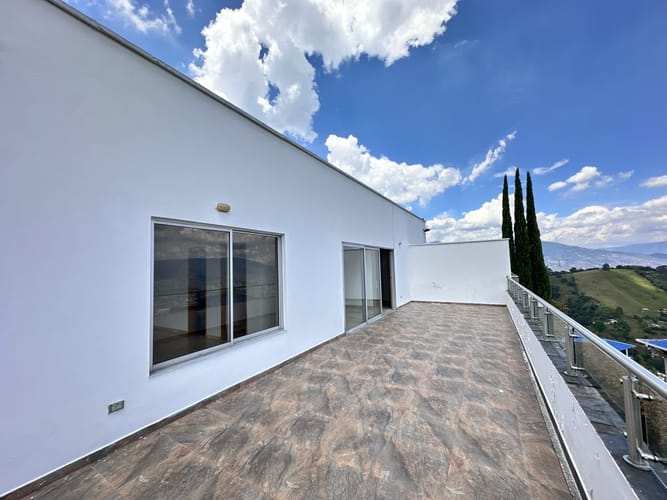 Casa de 5 alcobas en arriendo en El Jardin, Medellín · foto 15 de 24