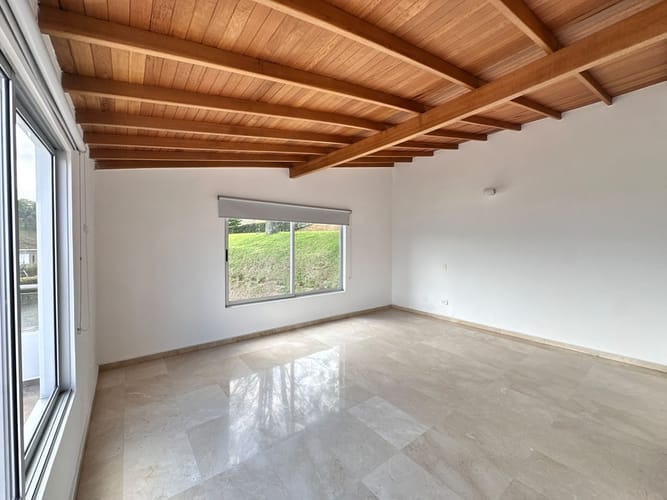 Casa de 5 alcobas en arriendo en El Jardin, Medellín · foto 18 de 24