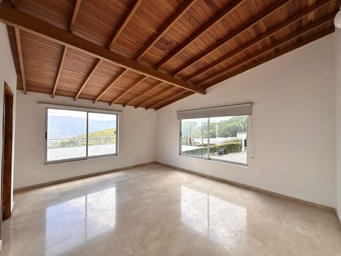Casa de 5 alcobas en arriendo en El Jardin, Medellín · foto 17 de 24