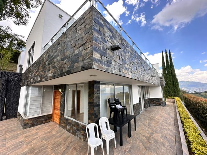 Casa de 5 alcobas en arriendo en El Jardin, Medellín · foto 2 de 24