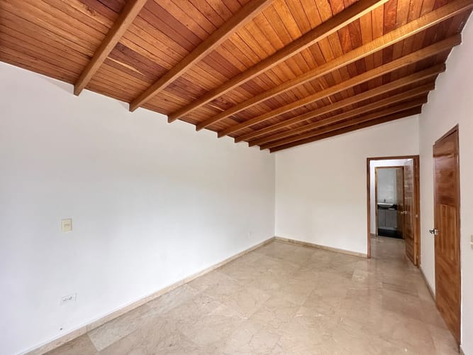 Casa de 5 alcobas en arriendo en El Jardin, Medellín · foto 23 de 24