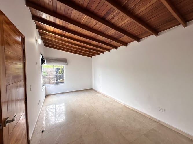 Casa de 5 alcobas en arriendo en El Jardin, Medellín · foto 20 de 24