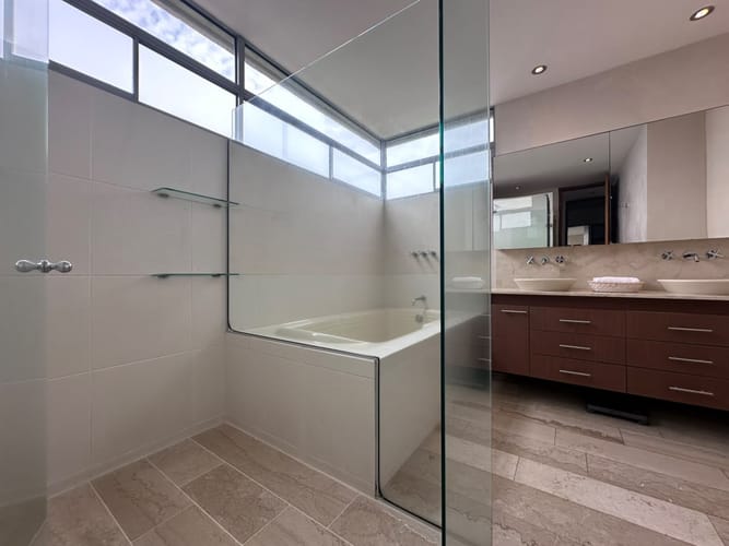 Apartamento de 3 alcobas en arriendo en El Poblado, Medellín, 220 m² · foto 18 de 19