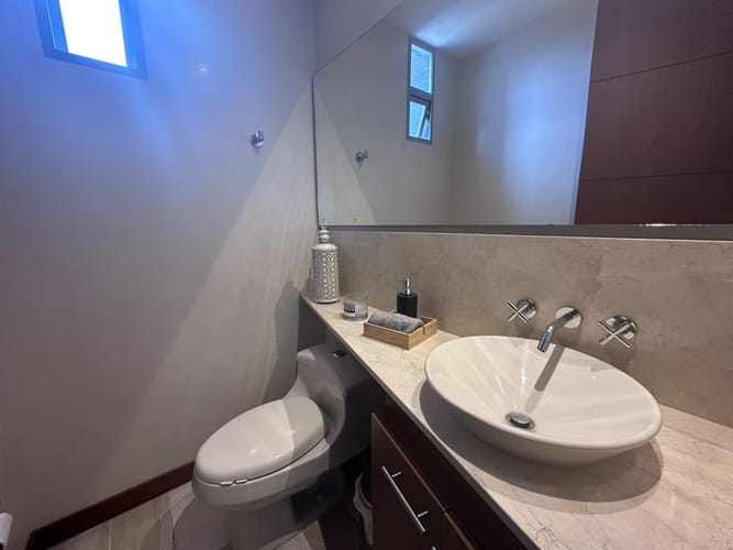 Apartamento de 3 alcobas en arriendo en El Poblado, Medellín, 220 m² · foto 16 de 19