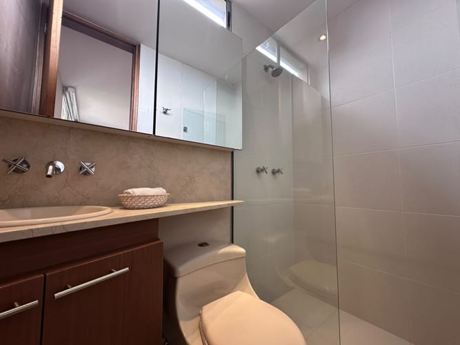Apartamento de 3 alcobas en arriendo en El Poblado, Medellín, 220 m² · foto 17 de 19
