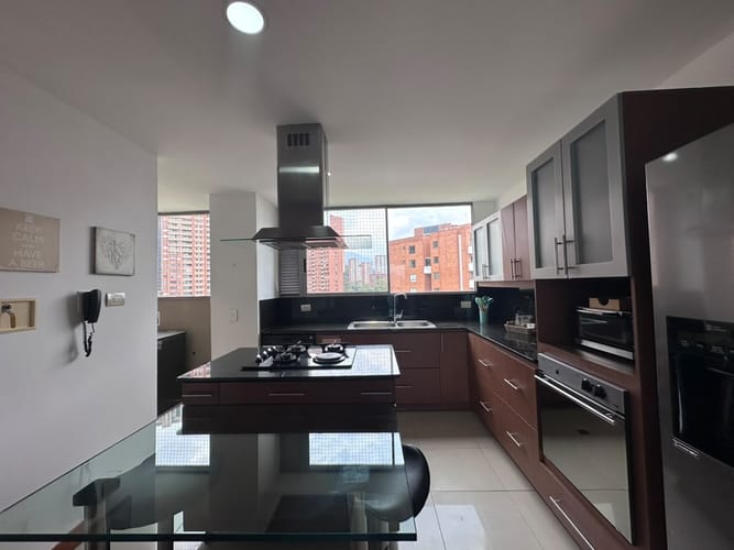 Apartamento de 3 alcobas en arriendo en El Poblado, Medellín, 220 m² · foto 6 de 19