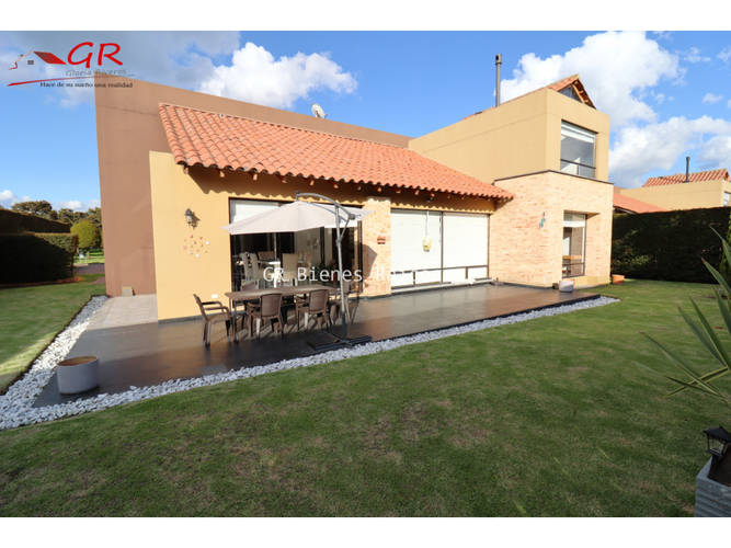 Casa de 4 alcobas en venta en Cerca De Piedra, Chía, 411 m² · foto 2 de 24