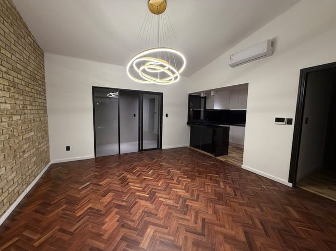 Alquiler casa 3 dormitorios, 2 baños con cochera y parrillero próximo a Portones · Foto 2