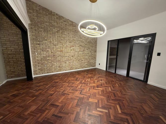 Alquiler casa 3 dormitorios, 2 baños con cochera y parrillero próximo a Portones · Foto 5