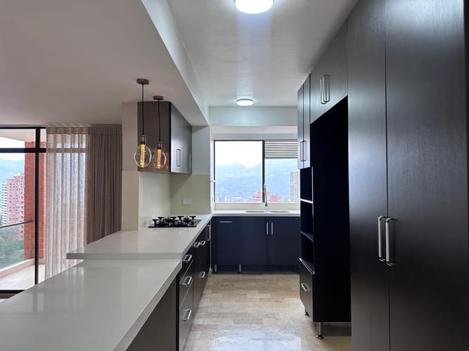 Apartamento de 3 alcobas en arriendo en El Poblado, Medellín, 170 m² · foto 4 de 20