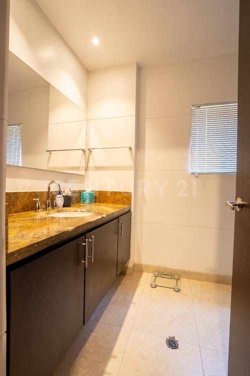 Apartamento de 3 alcobas en venta en Santa Barbara Alta, Bogotá, 193 m² · foto 13 de 18