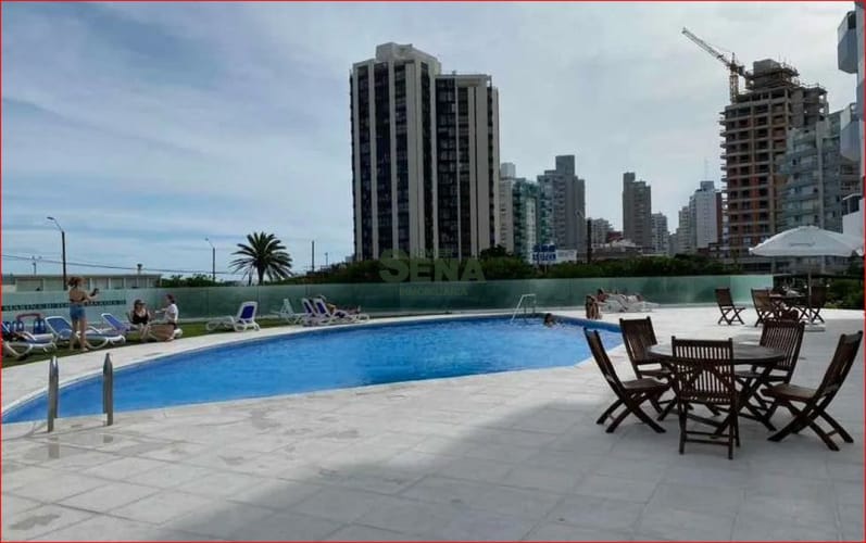 Alquiler de apto en la brava, 3 dormitorios, 3 baños, piscina, y buena vista. · Foto 2