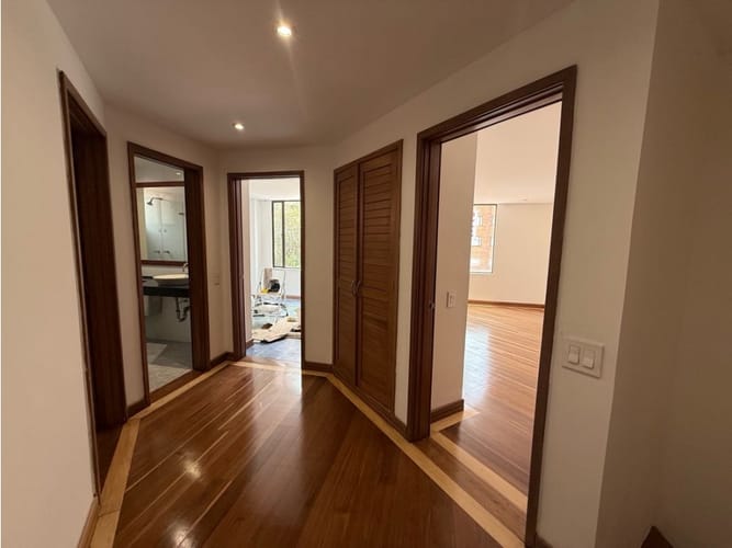 Apartamento de 2 alcobas en venta en Los Rosales, Bogotá, 134 m² · foto 10 de 22