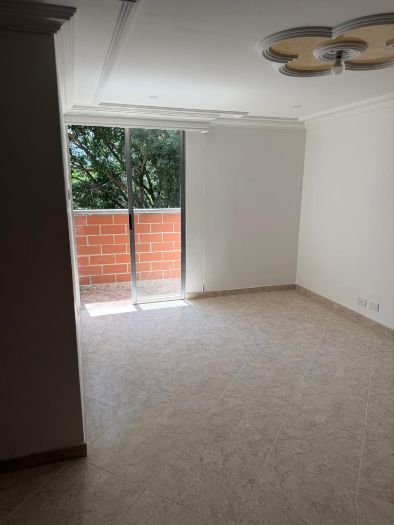 Apartamento en arriendo en Los Colores, Medellín · foto 3 de 12