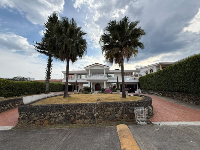 Casa de 4 alcobas en venta en Ciudad Jardin, Cali, 700 m² · foto 2 de 24