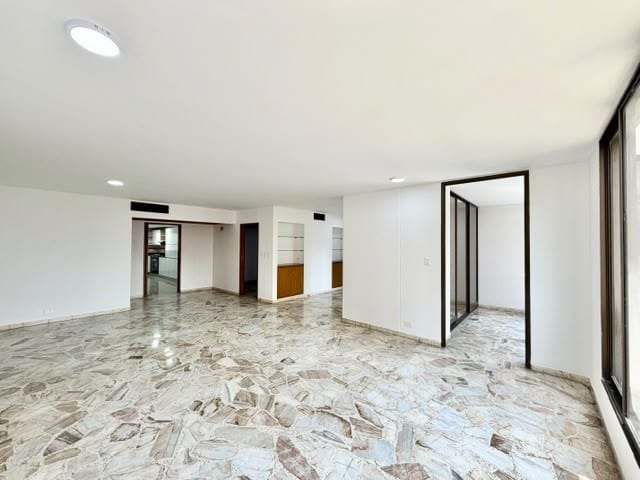 Apartamento de 3 alcobas en venta en Bellavista, Cali, 159 m² · foto 3 de 14