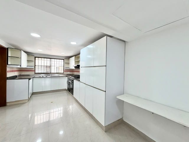 Apartamento de 3 alcobas en venta en Bellavista, Cali, 159 m² · foto 9 de 14