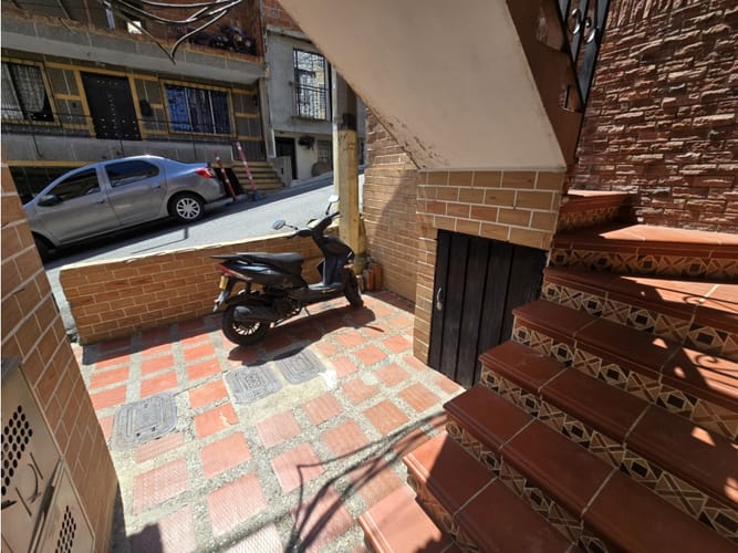 Casa de 3 alcobas en venta en Belén Las Violetas, Medellín, 85 m² · foto 2 de 10