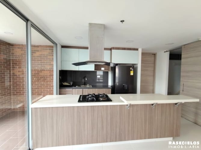 Apartamento de 2 alcobas en arriendo en Altos Del Poblado, Medellín, 111 m² · foto 2 de 14