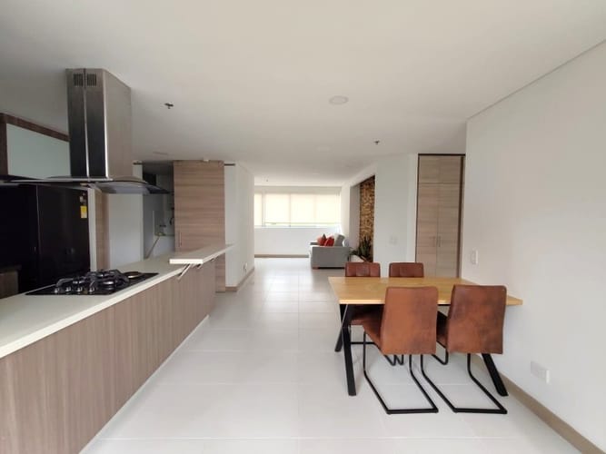 Apartamento de 2 alcobas en arriendo en Altos Del Poblado, Medellín, 111 m² · foto 3 de 14