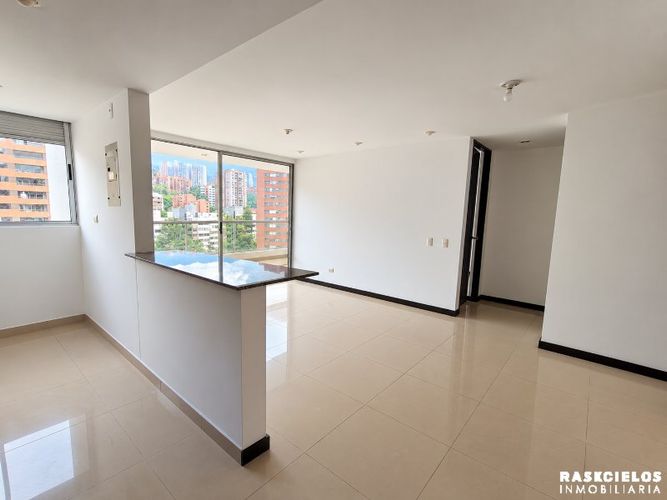 Apartaestudio en arriendo en Los Balsos, Medellín, 65 m² · foto 2 de 8