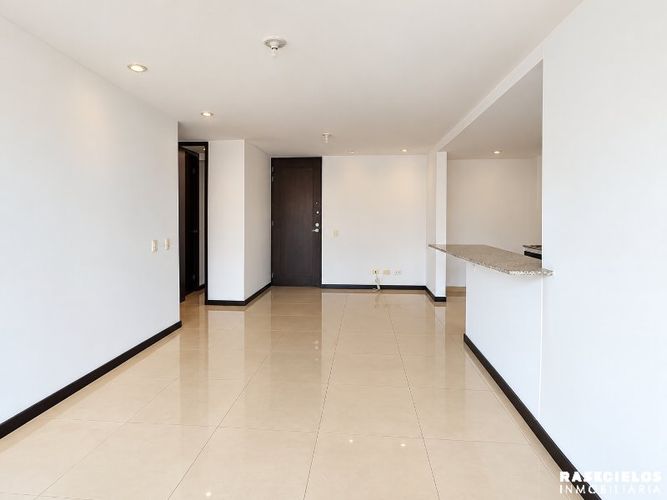 Apartaestudio en arriendo en Los Balsos, Medellín, 65 m² · foto 3 de 8