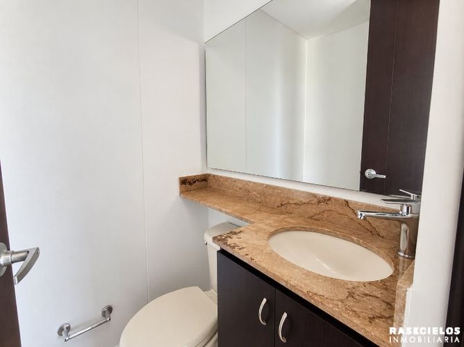 Apartaestudio en arriendo en Los Balsos, Medellín, 65 m² · foto 6 de 8