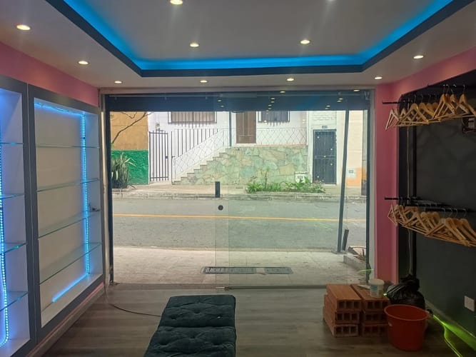 Local en arriendo en Miraflores, Medellín, 22 m² · foto 2 de 8